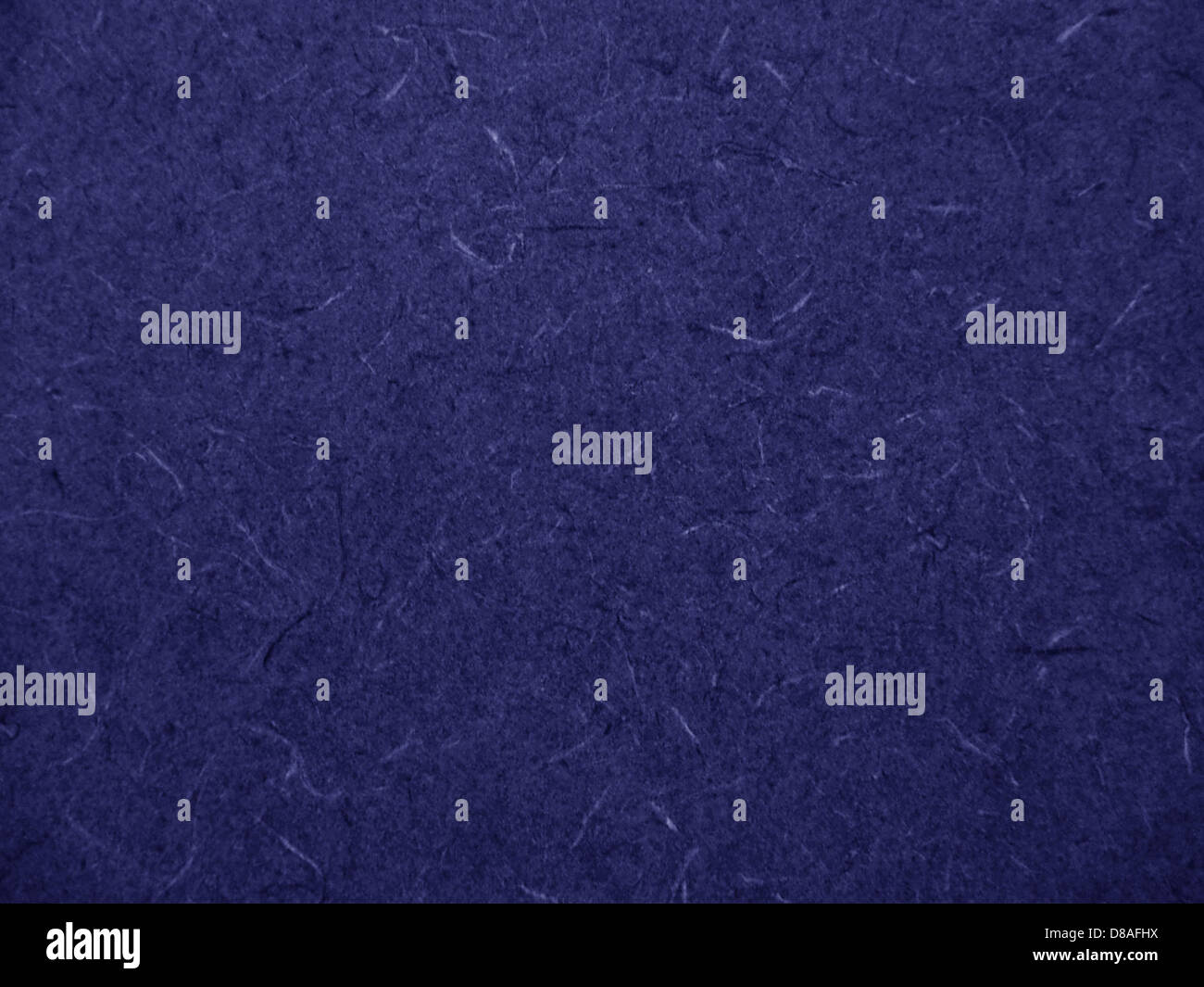 Primo piano di un motivo astratto blu navy su un piano di lavoro in laminato. Il design presenta forme e linee vorticose, offrendo un'estetica moderna per le superfici di cucina o bagno. Foto Stock