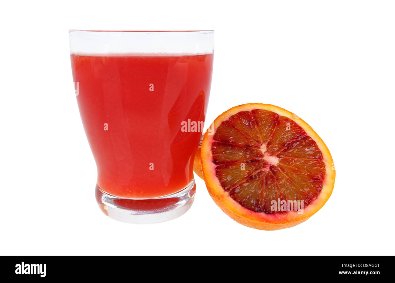Rosso il succo di arancia in un bicchiere e arance Foto Stock