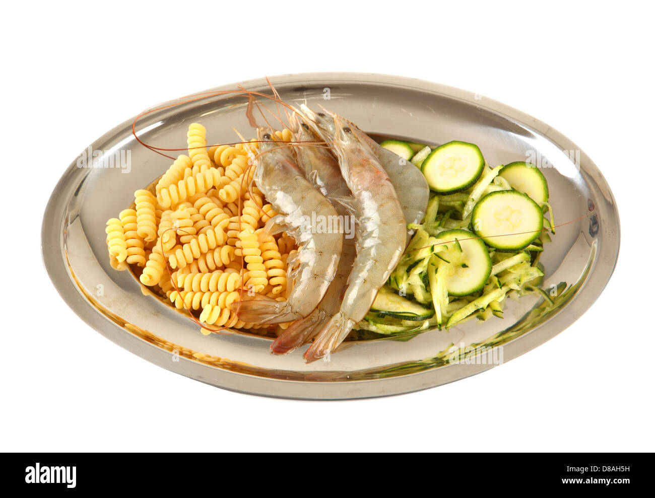 Ingredienti per la pasta con le zucchine e i gamberi. Foto Stock
