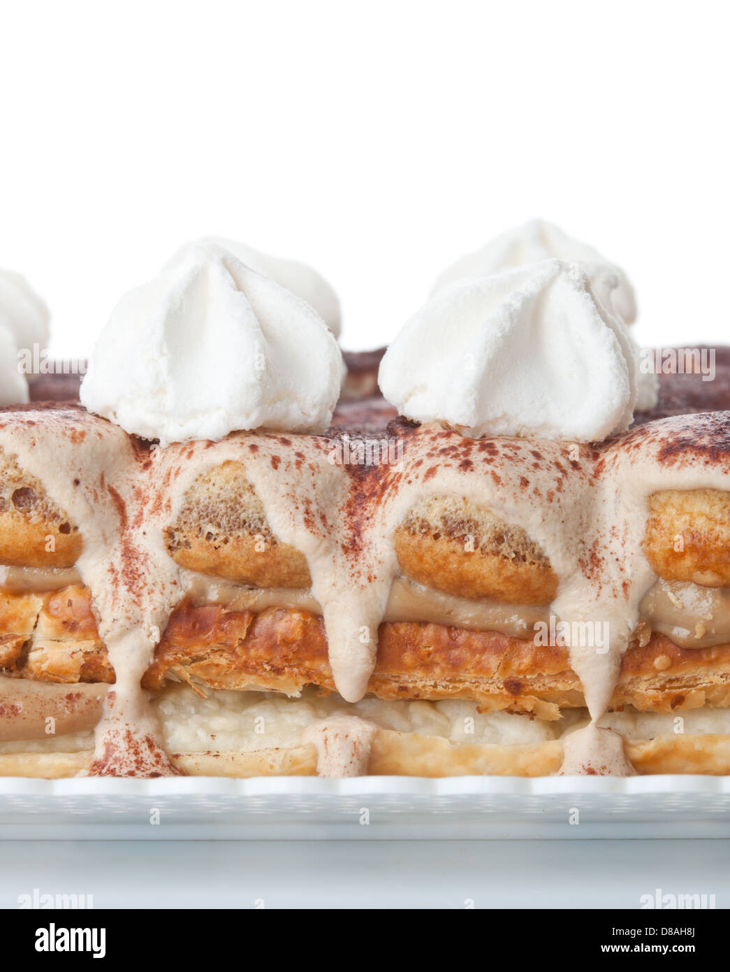 Delizioso Tiramisù dolce italiano su bianco Foto Stock