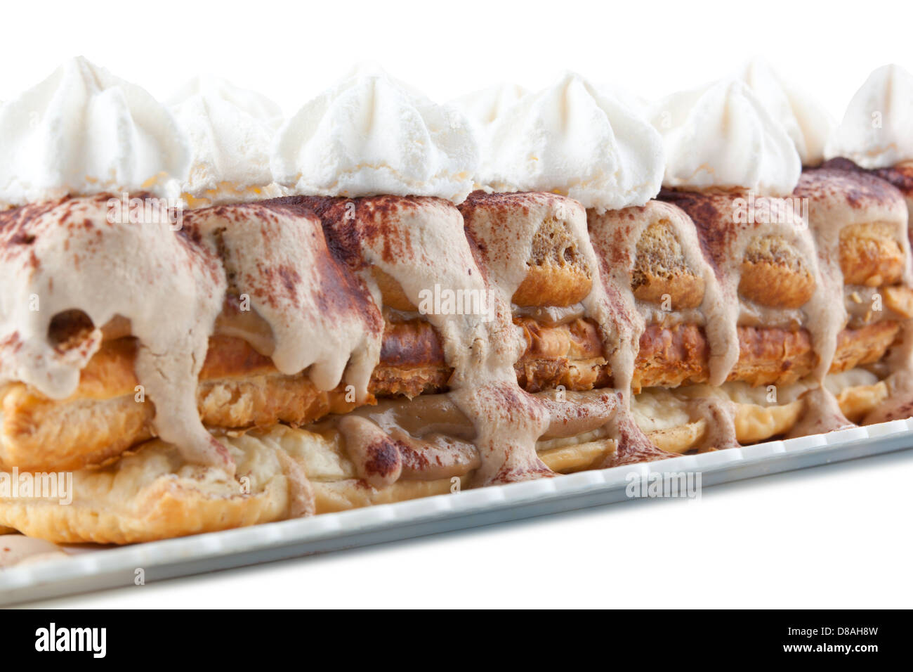 Delizioso Tiramisù dolce italiano su bianco Foto Stock