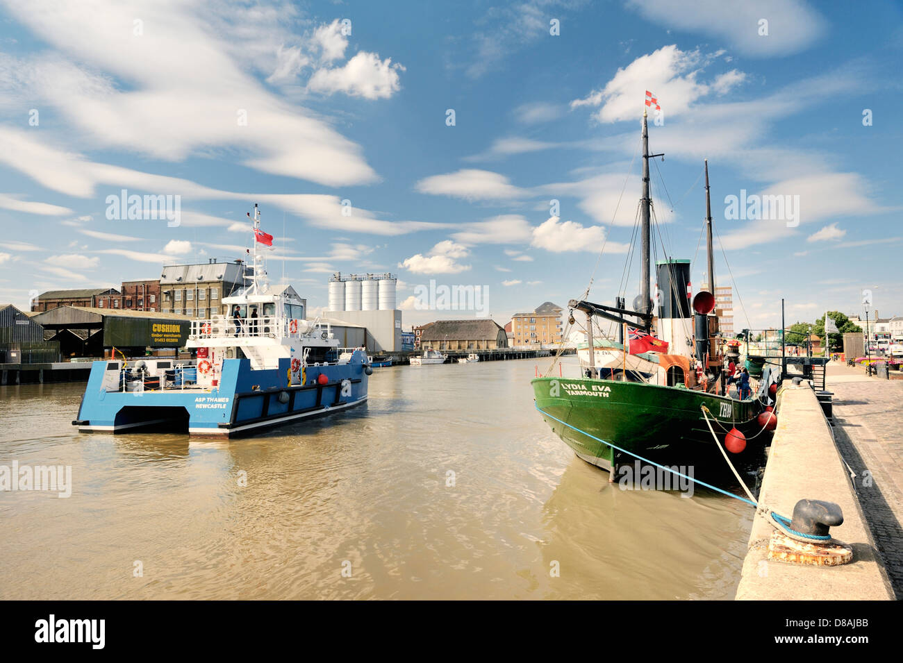 ASP Thames, nave da servizio per parchi eolici, passa accanto alla deriva delle aringhe a vapore d'epoca Lydia Eva. South Quay, Great Yarmouth, Inghilterra Foto Stock