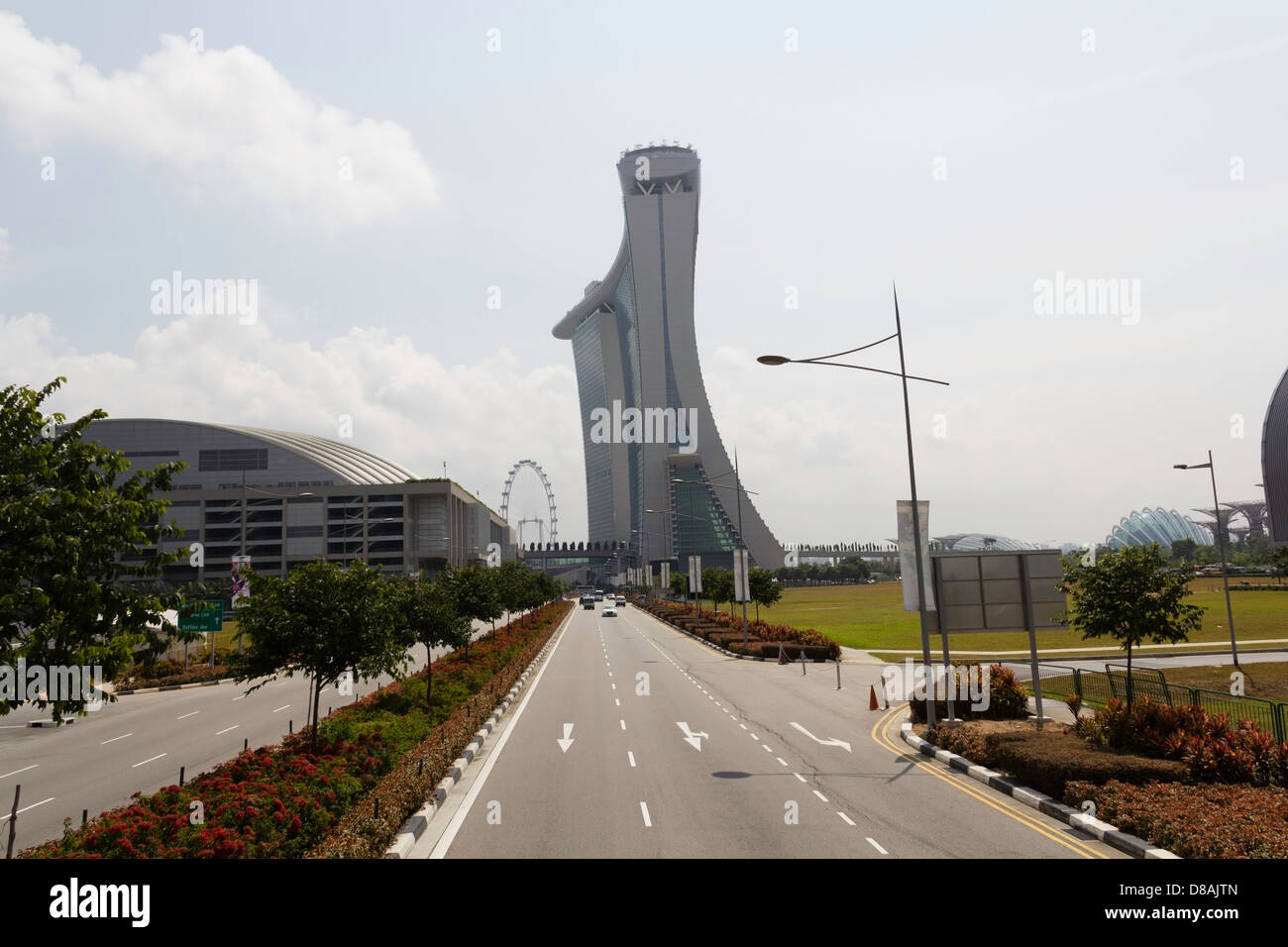 Il Marina Bay Sands e Singapore Flyer come visto da una distanza dalla strada che conduce lontano dalla Marina Bay Sands. Foto Stock