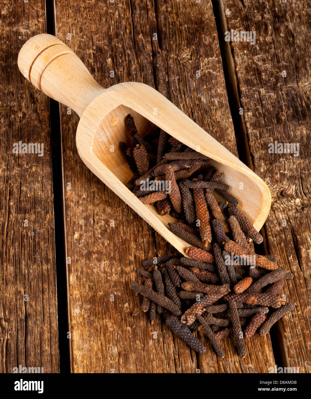 Tempo di pepe o di Piper longum sul tavolo di legno Foto Stock