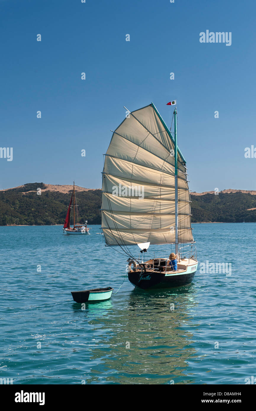 Fiocco, Annie Hill's junk truccate Raven 26, barca a vela in compagnia di Andrew Bianco gaff truccate Balaena off Waiheke. Nuova Zelanda Foto Stock