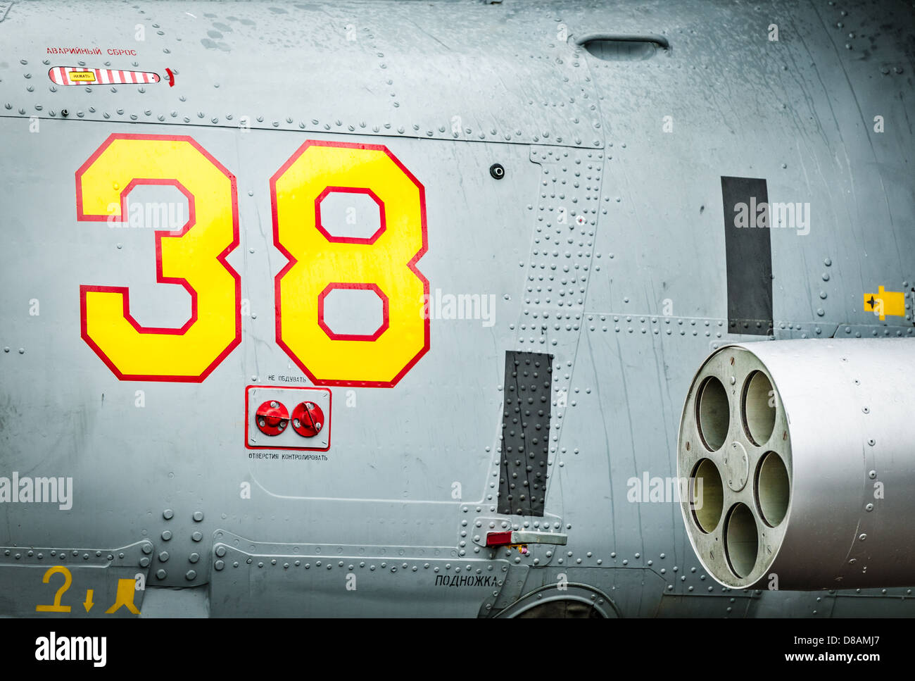 Lato di elicottero con il rosso e il giallo disegnato numero 38 e testo con lettere in russo su di esso. Close-up del trasporto aereo militare Foto Stock