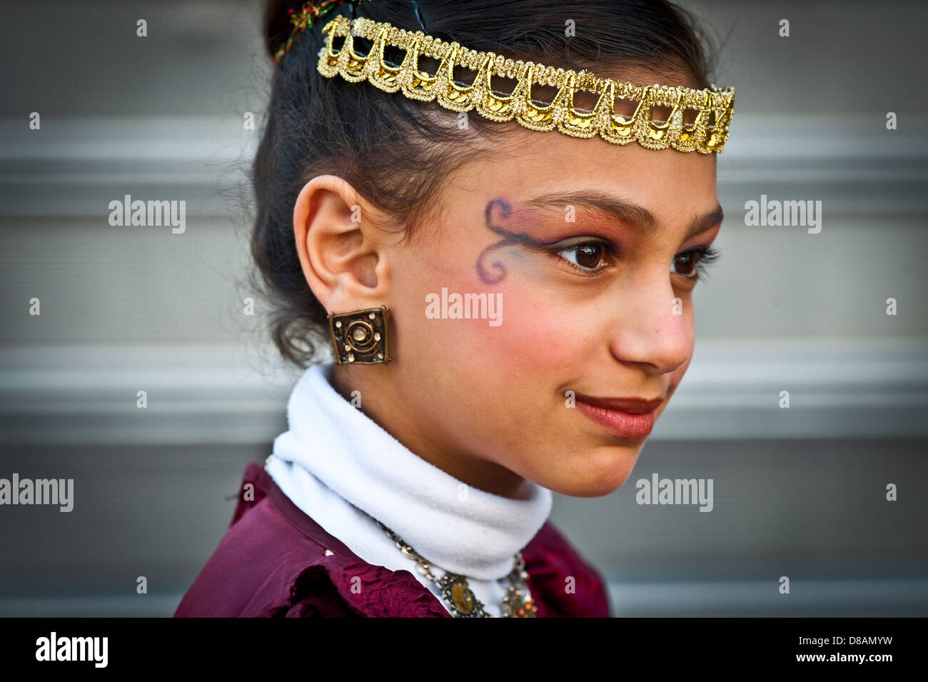 Una giovane ragazza ortodossa nella festa di Purim costume fotografato in Bnei Brak, Israele Foto Stock
