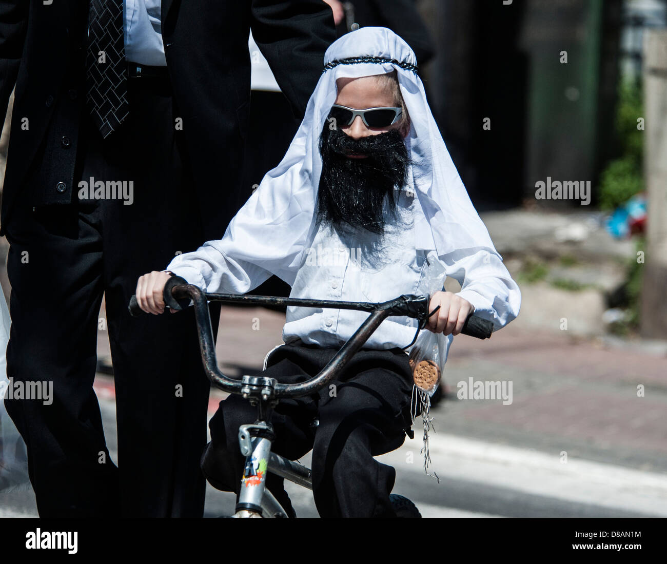 Un giovane ragazzo di ortodossi in costume di Purim fotografato in Bnei Brak, Israele Foto Stock