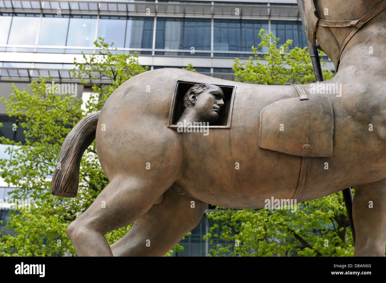 Scultura di cavallo ' Centauro" da Igor Mitoraj, Canary Wharf, London, England, Regno Unito. Foto Stock