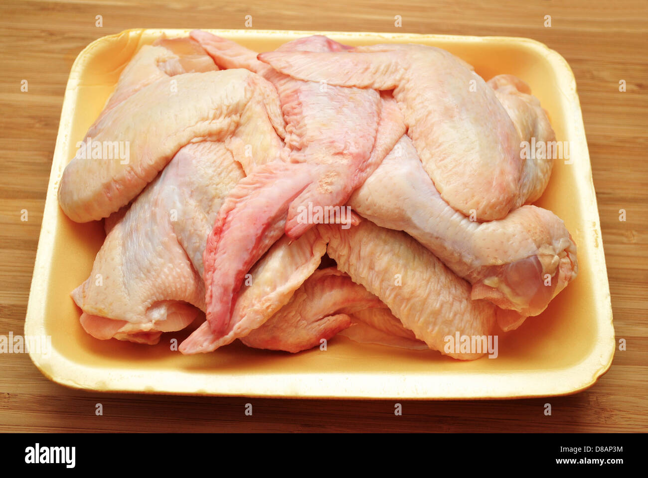 La cottura di molte materie di ali di pollo Foto Stock