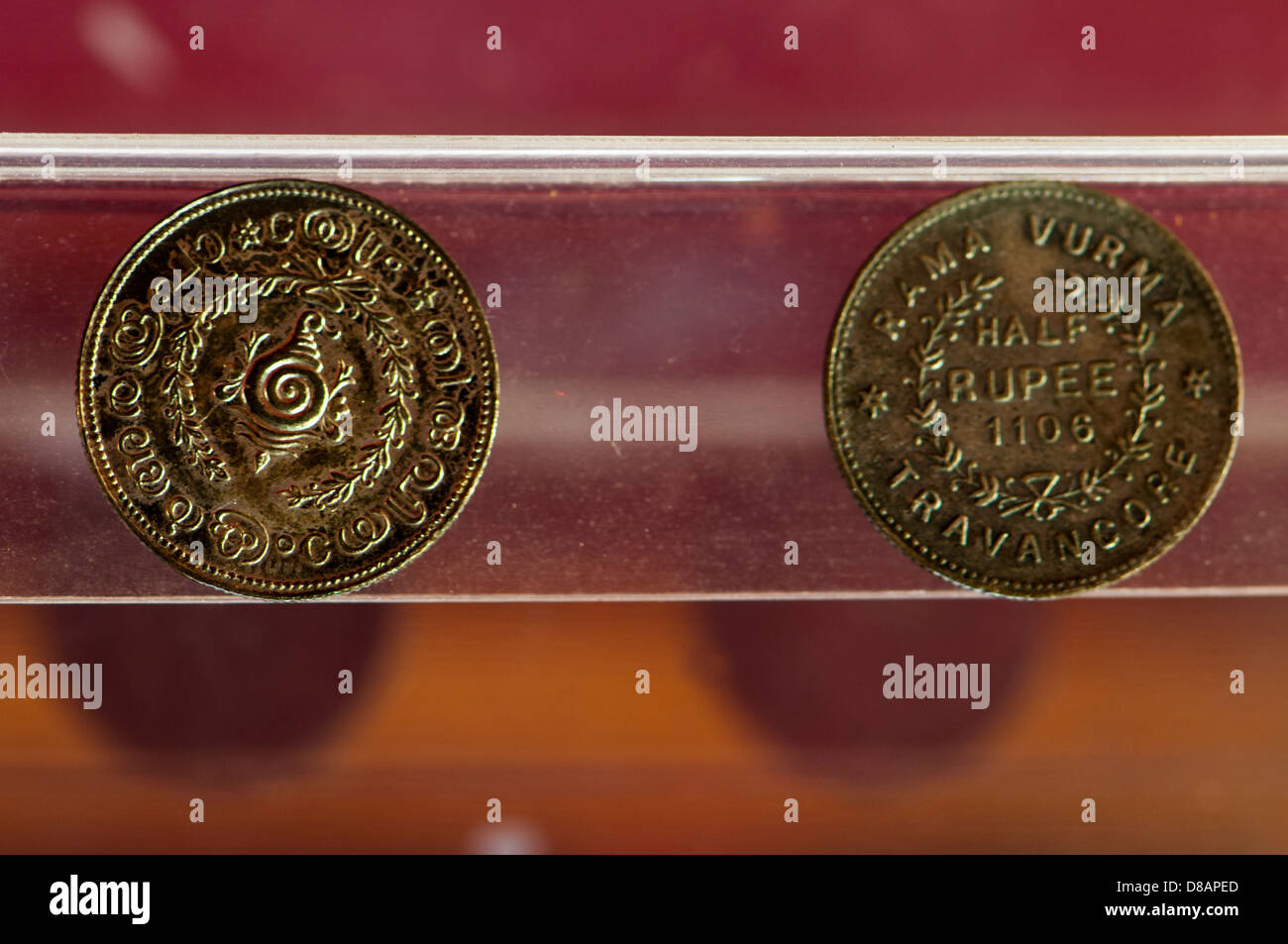 Vecchio antico mezzo di antiquariato di rupie monete di travancore India Kerala Foto Stock
