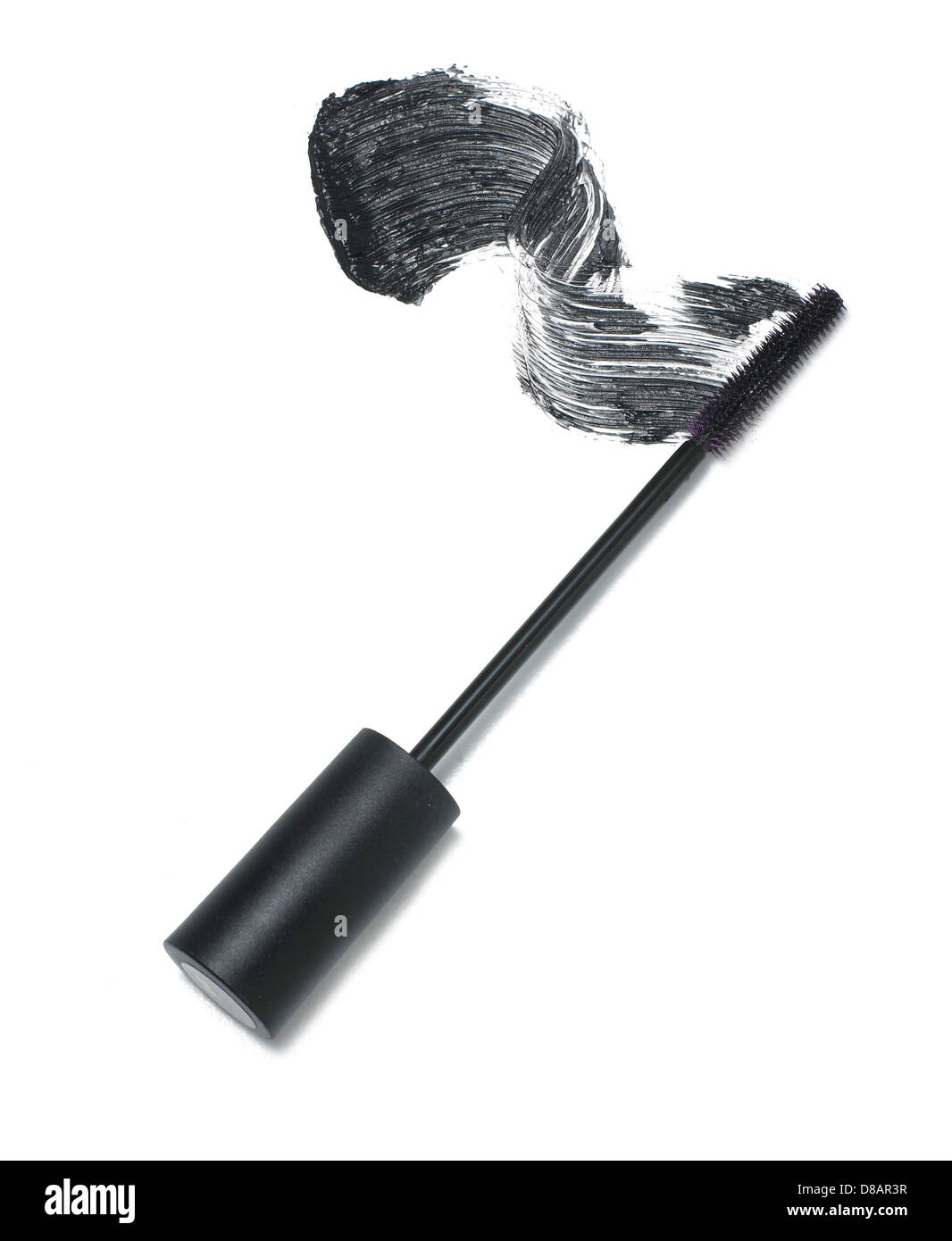 Bacchetta di mascara con sweep di mascara ritagliato su uno sfondo bianco Foto Stock