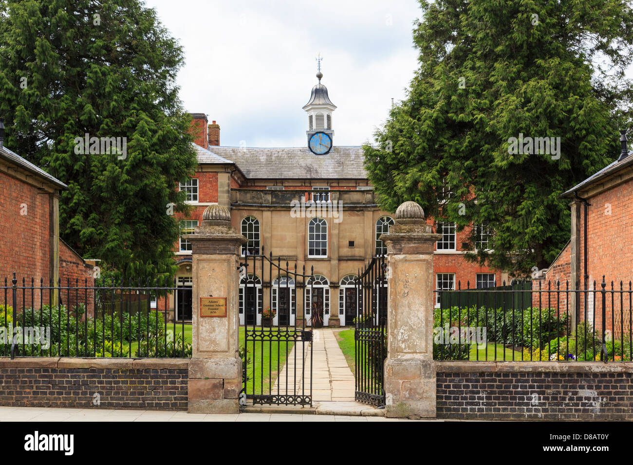 Percorso e cancelli di ingresso di Adams' Grammar School per ragazzi fondata 1656 da William Adams in Newport Shropshire, West Midlands, England, Regno Unito Foto Stock