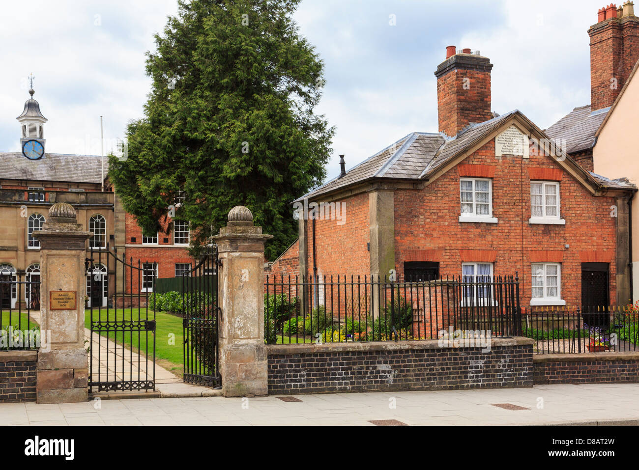 Ingresso di Adams' Grammar School per ragazzi fondata 1656 da William Adams con annesso Alms Case 1657. Newport Shropshire West Midlands England Regno Unito Foto Stock