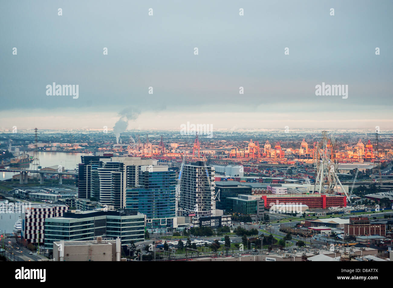 La luce del sole sul porto di Melbourne, con edifici Docklands in primo piano. Australia. Foto Stock