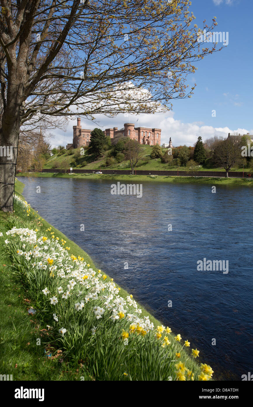 Città di Inverness, Scotland. La molla vista del fiume Ness waterfront con Inverness Castle in background. Foto Stock
