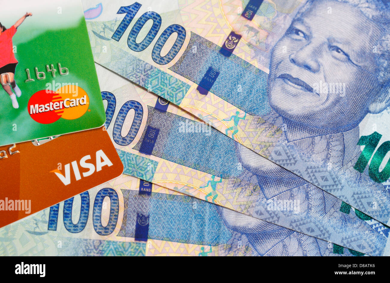 Una Visa e Master Card con rand sudafricani valuta Foto Stock