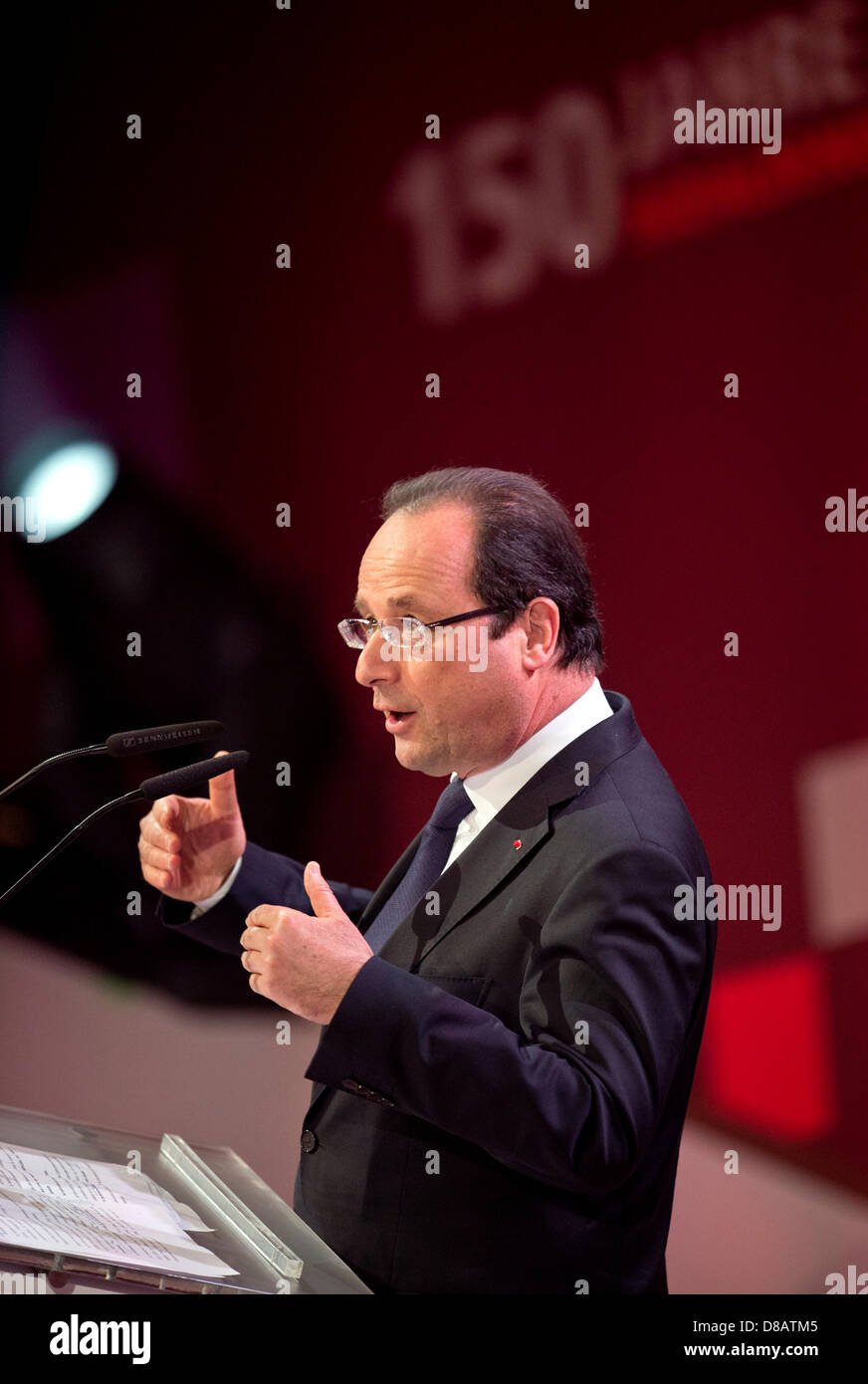 Leipzig, Germania. Il 23 maggio 2013. Il Presidente francese Francois Hollande dà un discorso durante la cerimonia per il centocinquantesimo anniversario della nascita del Partito socialdemocratico tedesco (SPD) presso il Gewandhaus di Lipsia. Il generale tedesco dei lavoratori (Associazione ADAV), il precursore del DOCUP è stata fondata 150 anni fa. Foto: ODD ANDERSEN/piscina/dpa/Alamy Live News Foto Stock