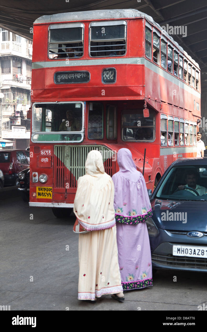 Bus rosso a due piani in Mumbai, India Foto Stock