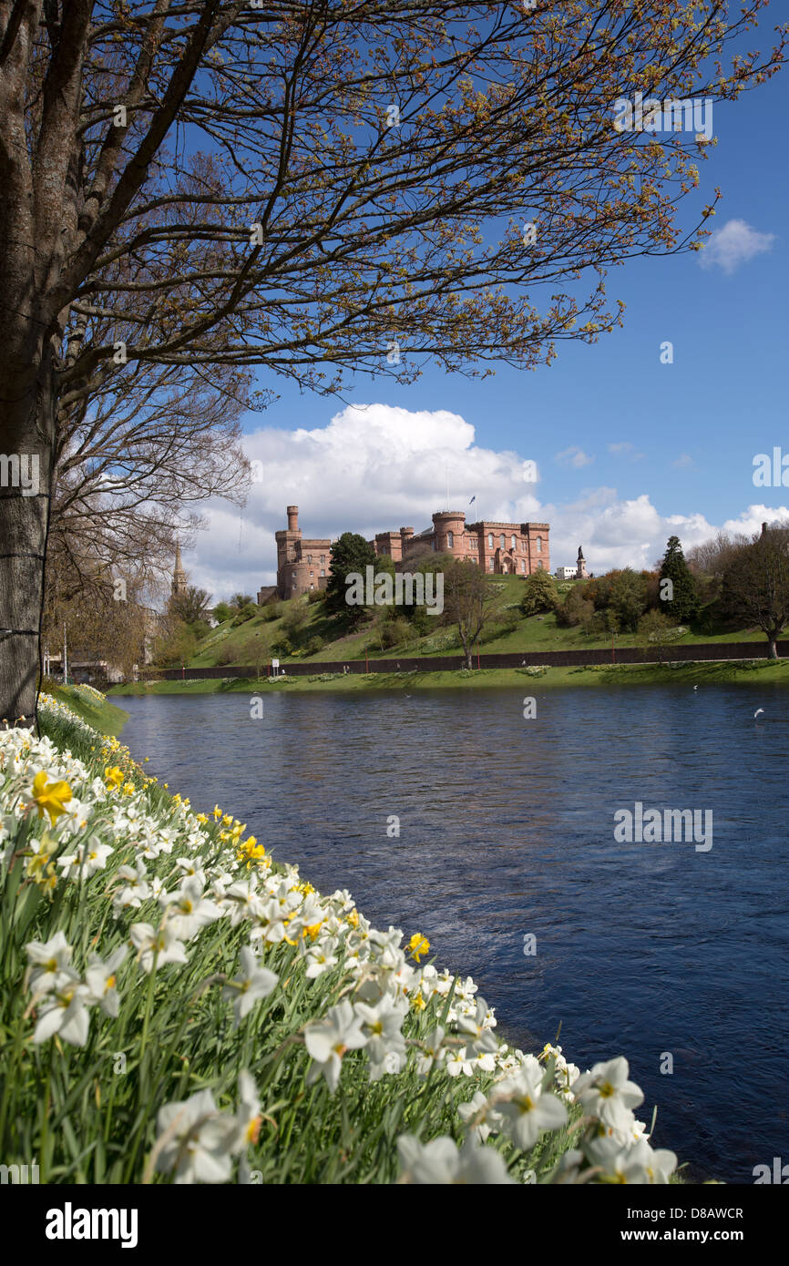 Città di Inverness, Scotland. La molla vista del fiume Ness waterfront con il Castello di Stirling in background. Foto Stock