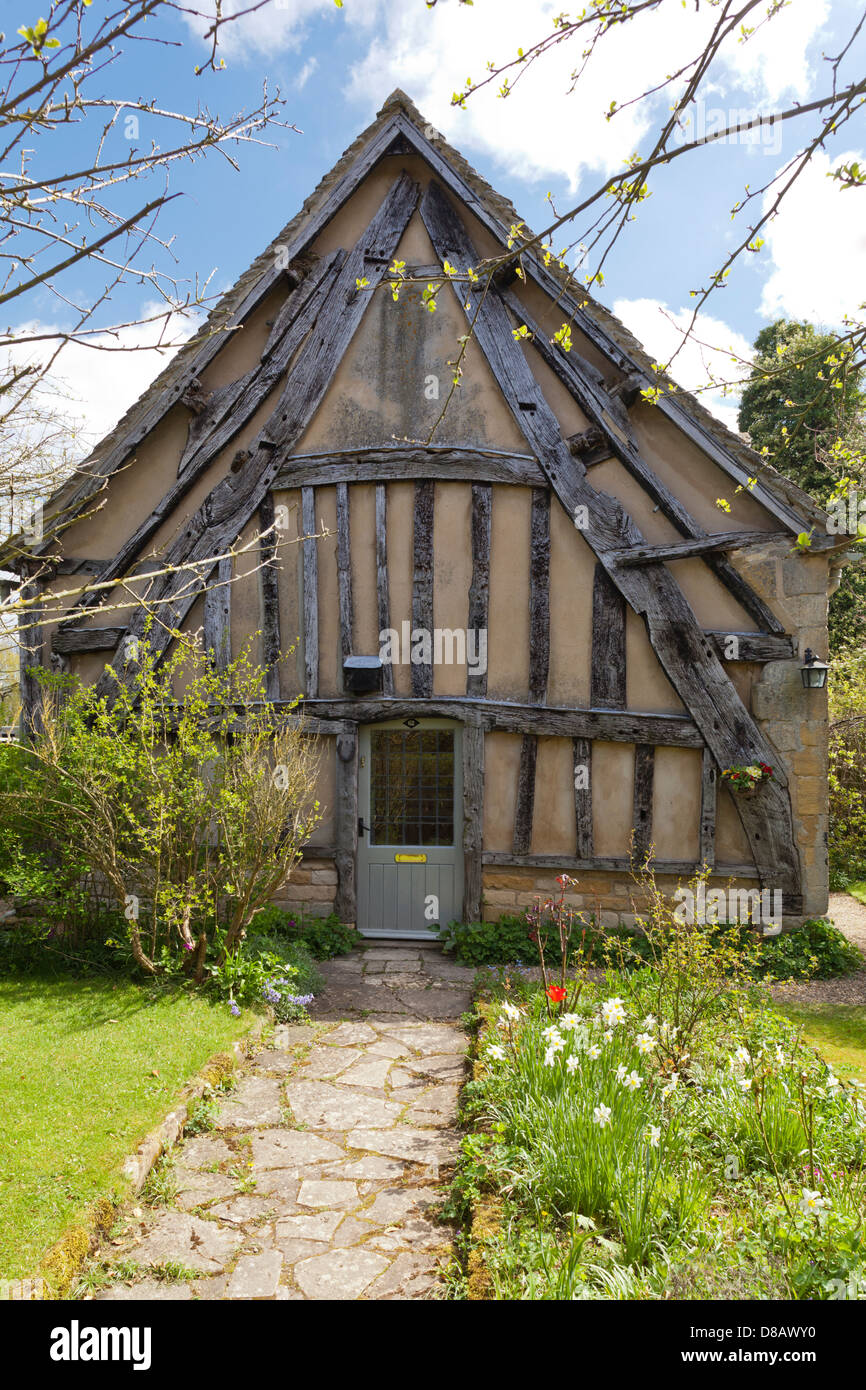 Una struttura di legno, Costruzione cruck cottage (eventualmente Xv secolo) nel villaggio Costwold di Didbrook, GLOUCESTERSHIRE REGNO UNITO Foto Stock