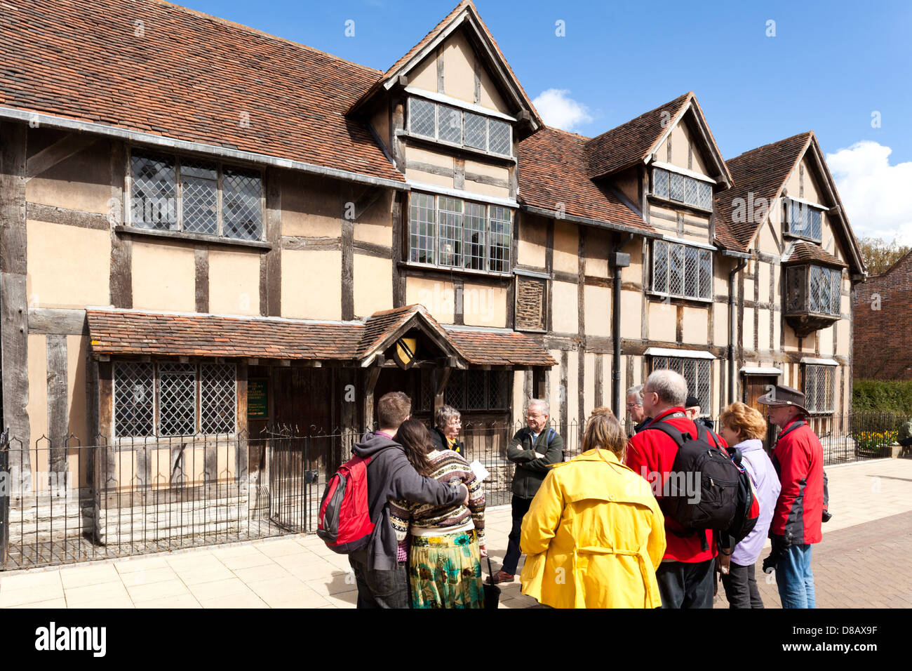 La guida turistica di partito e al di fuori di William al luogo di nascita di Shakespeare, Henley Street, Stratford upon Avon, Warwickshire, Regno Unito Foto Stock