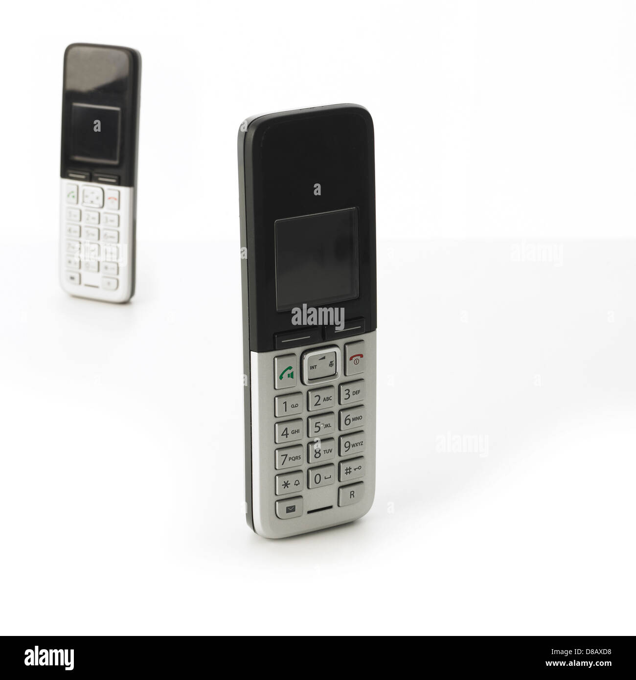 Due telefoni cordless telefoni su uno sfondo bianco Foto Stock