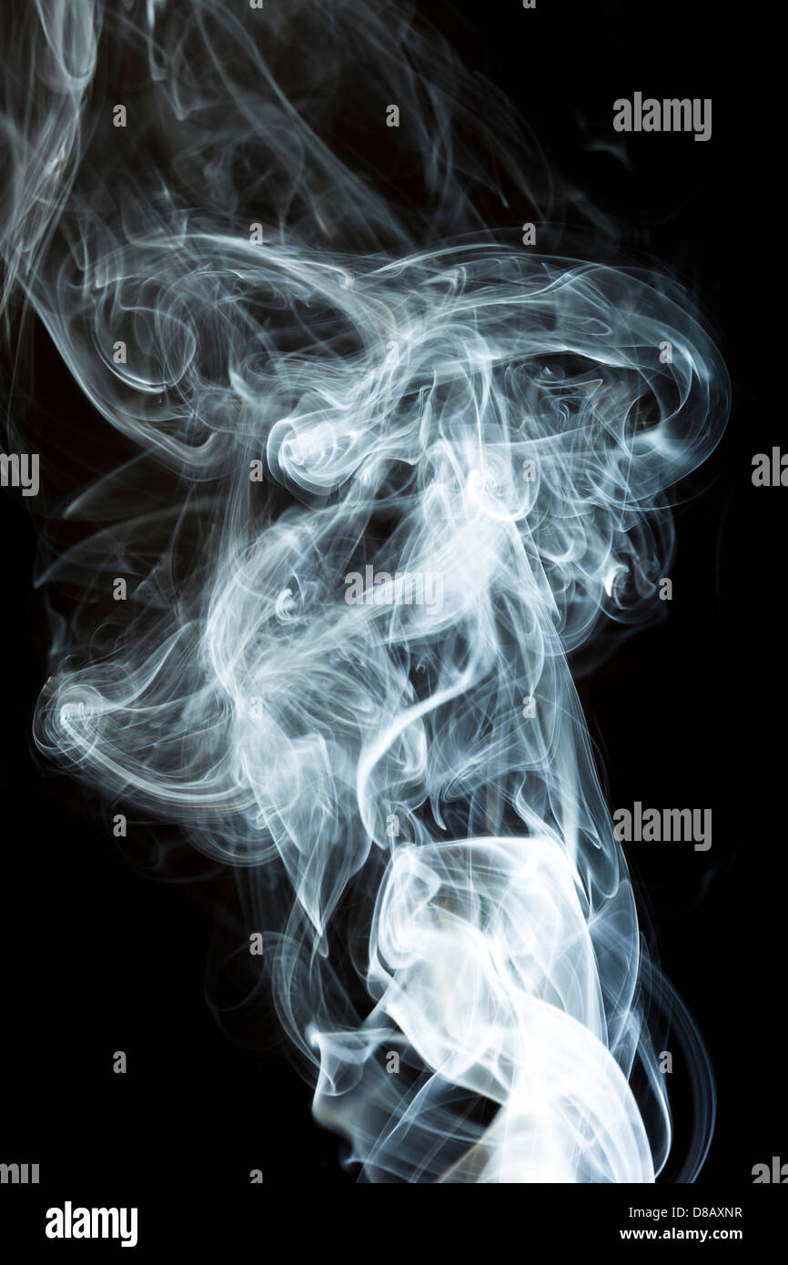 Whispy Fumo bianco su sfondo nero Foto Stock