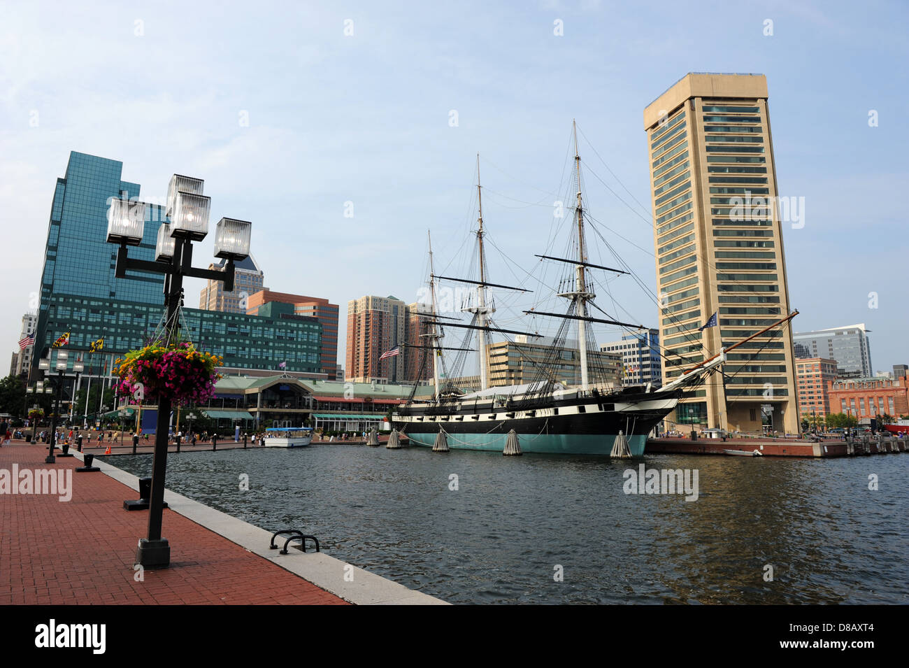 Vista del porto di Baltimora con USS Constellation Nave e edifici per uffici Foto Stock