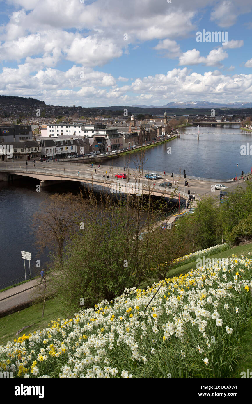 Città di Inverness, Scotland. Molla pittoresco Fiume Ness waterfront e il Castello di Stirling in background. Foto Stock