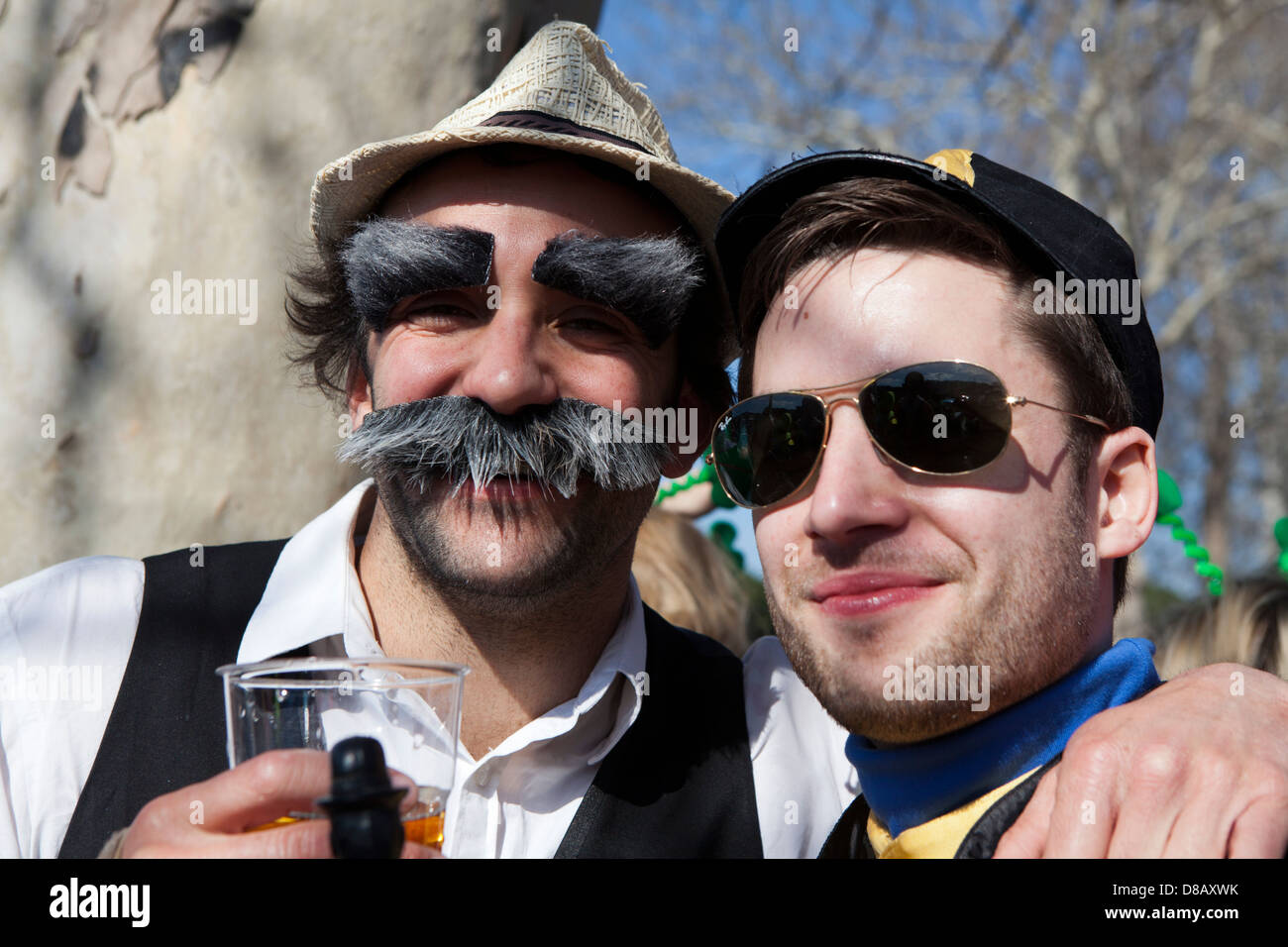 Due irlandesi di rugby fan vestiti come Super Mario Bros e Frankie Dettori a sei nazioni Italia vs Irlanda corrispondono a Roma, 16 Mar Foto Stock