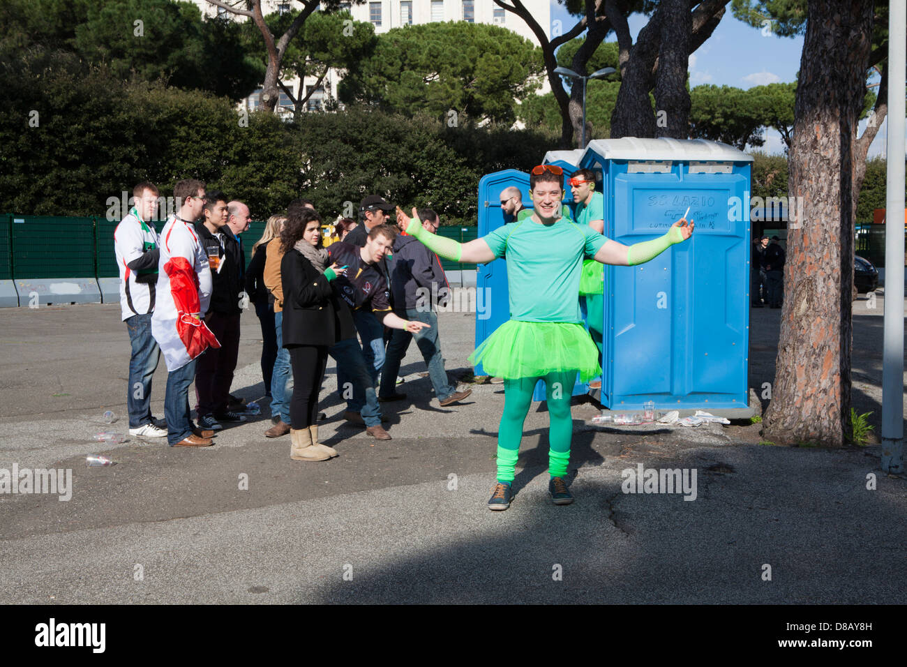 Tifosi di rugby irlandesi in balletto ballerino tutu di fronte a ofloo in partita tra Italia e Irlanda 16th marzo 2013 Foto Stock