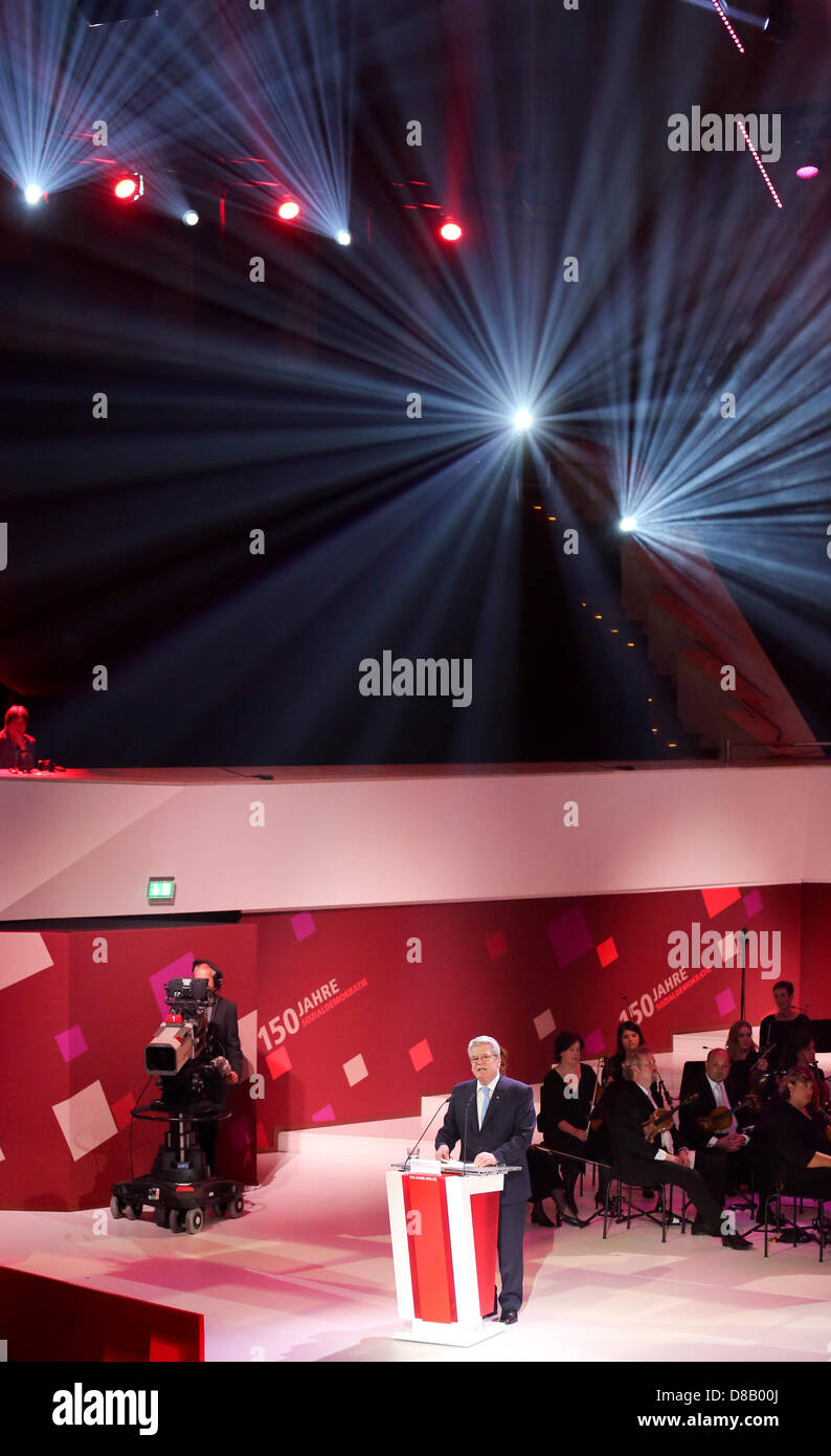 Il Presidente tedesco Joachim Gauck dà un discorso durante la cerimonia per il centocinquantesimo anniversario della nascita del Partito socialdemocratico tedesco (SPD) presso il Gewandhaus di Lipsia, in Germania, il 23 maggio 2013. Il generale tedesco dei lavoratori (Associazione ADAV), il precursore del DOCUP è stata fondata 150 anni fa. Foto: Kay Nietfeld Foto Stock