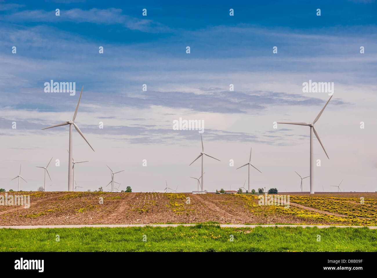 I generatori eolici, ecologia. Turbina eolica la generazione di energia verde in agricoltura i campi Foto Stock