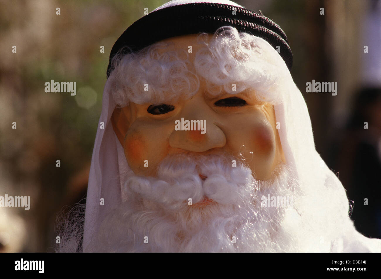 Christian uomo arabo indossando Santa Claus maschera e kaffiyah copricapo in Betlemme Israele Foto Stock