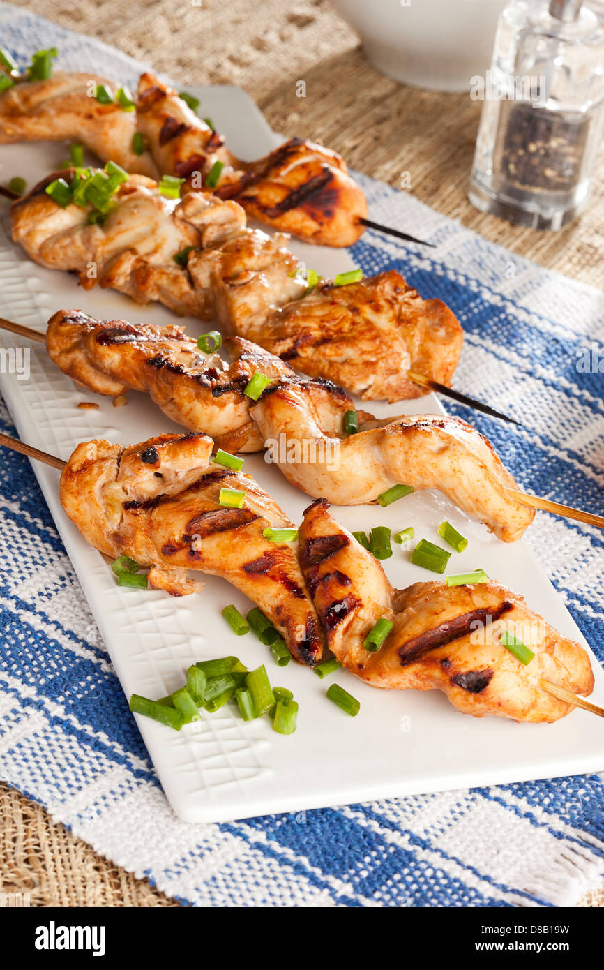 Pollo arrosto Kebab su uno spiedino di legno Foto Stock