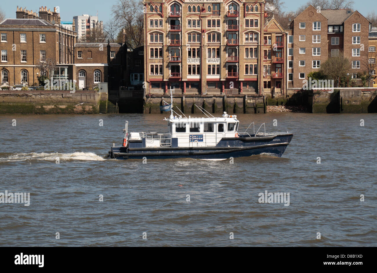 Il 'Barnes', un porto di Londra competente capitaneria di porto in barca a vela sul Fiume Tamigi, Londra, Regno Unito. Foto Stock