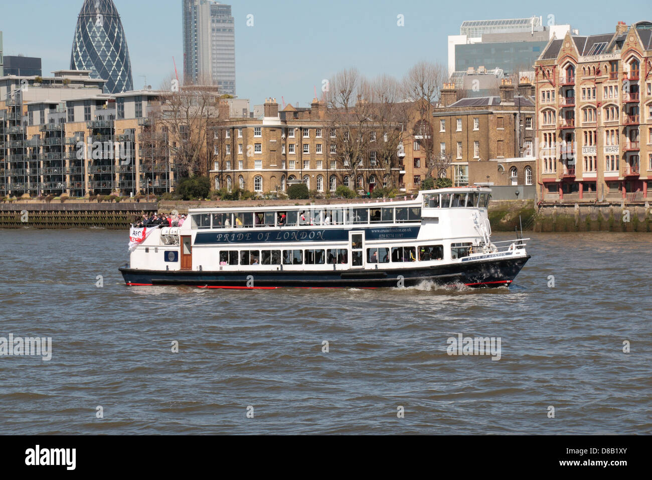 La "Pride of London" (Cruise Londra) imbarcazione turistica navigando sul fiume Thames, London, Regno Unito. Foto Stock