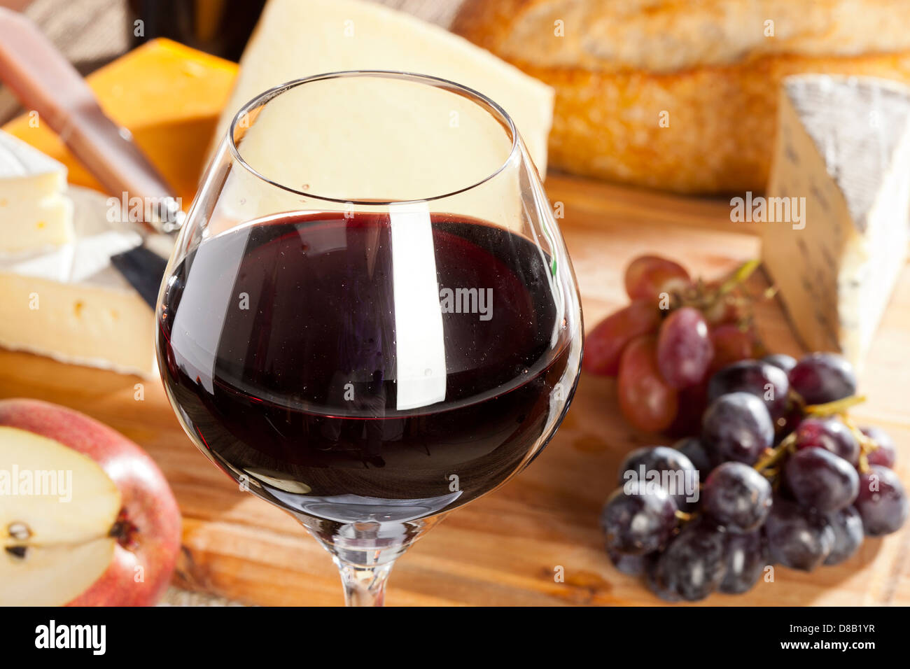 Il vino rosso e un assortimento di formaggi misti con frutta Foto Stock