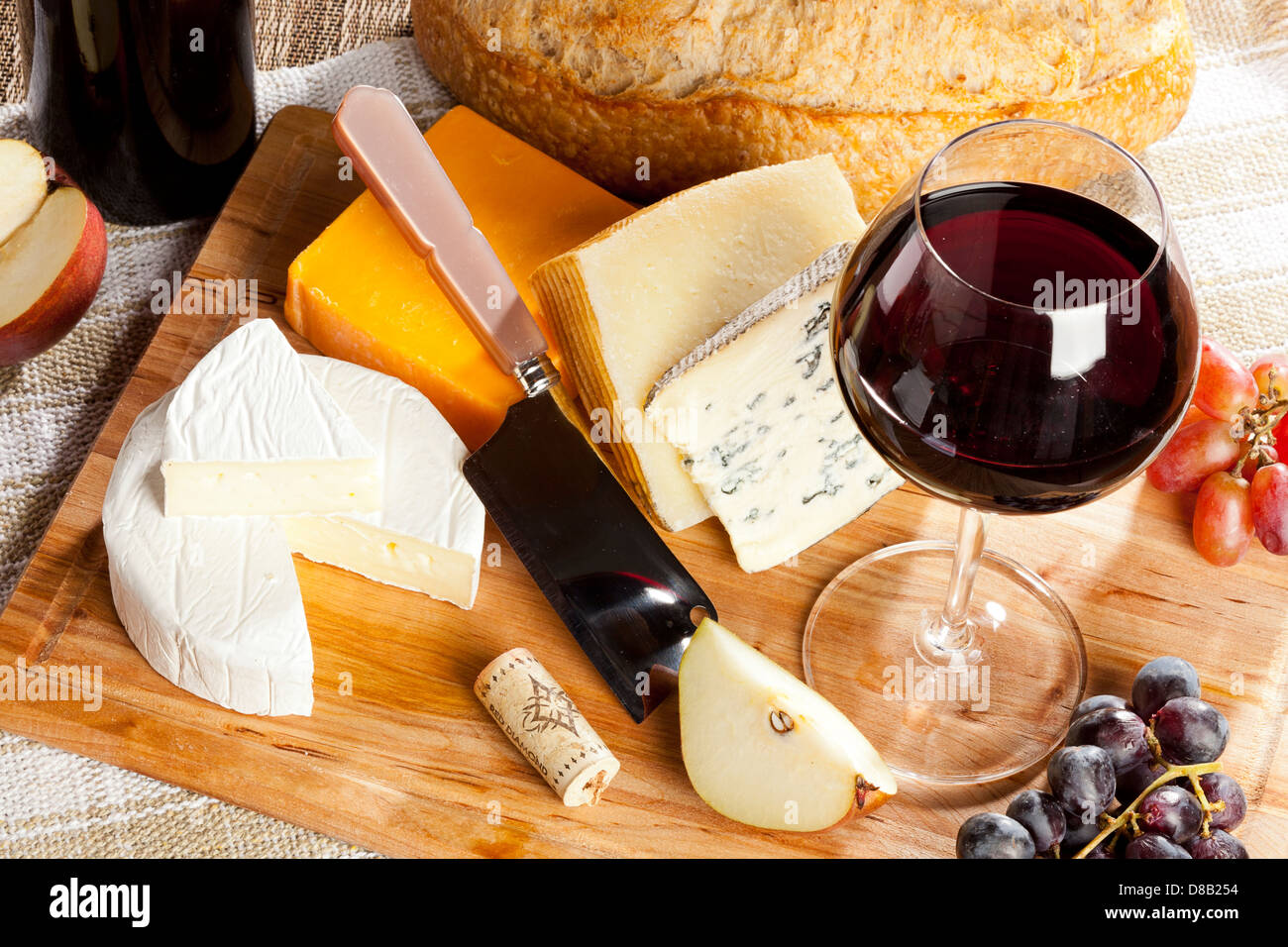Il vino rosso e un assortimento di formaggi misti con frutta Foto Stock