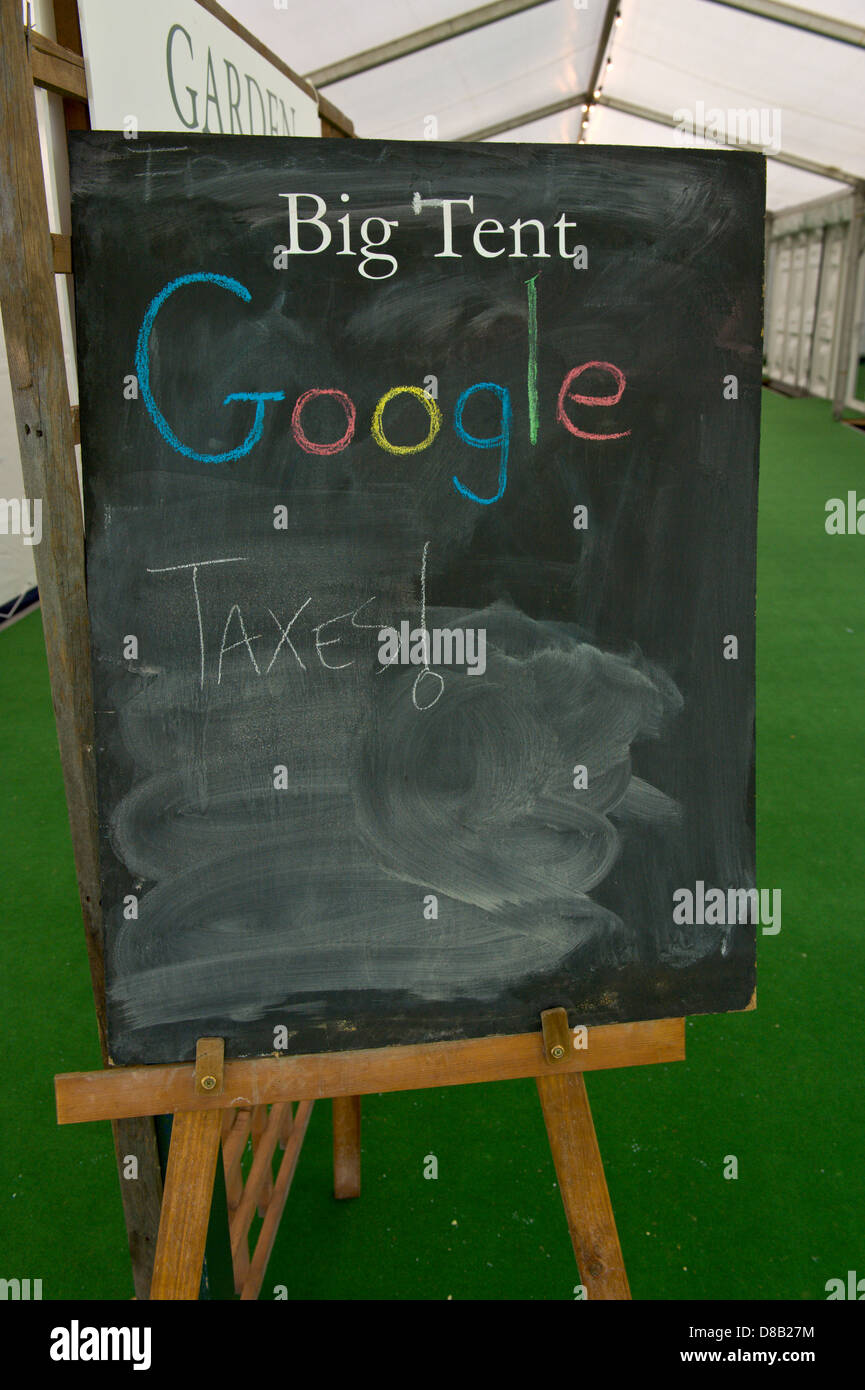Chalkboard fuori Google tenda grande sono stati qualcuno ha scritto le tasse! Al Festival di Fieno Hay-on-Wye POWYS REGNO UNITO Foto Stock
