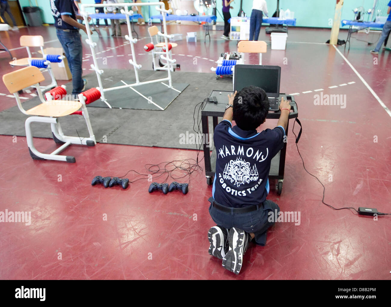 Multi-gruppo etnico di alta scuola di Robotica gli studenti club dare una dimostrazione nel corso di una fiera della scienza a scuola di Austin in Texas Foto Stock