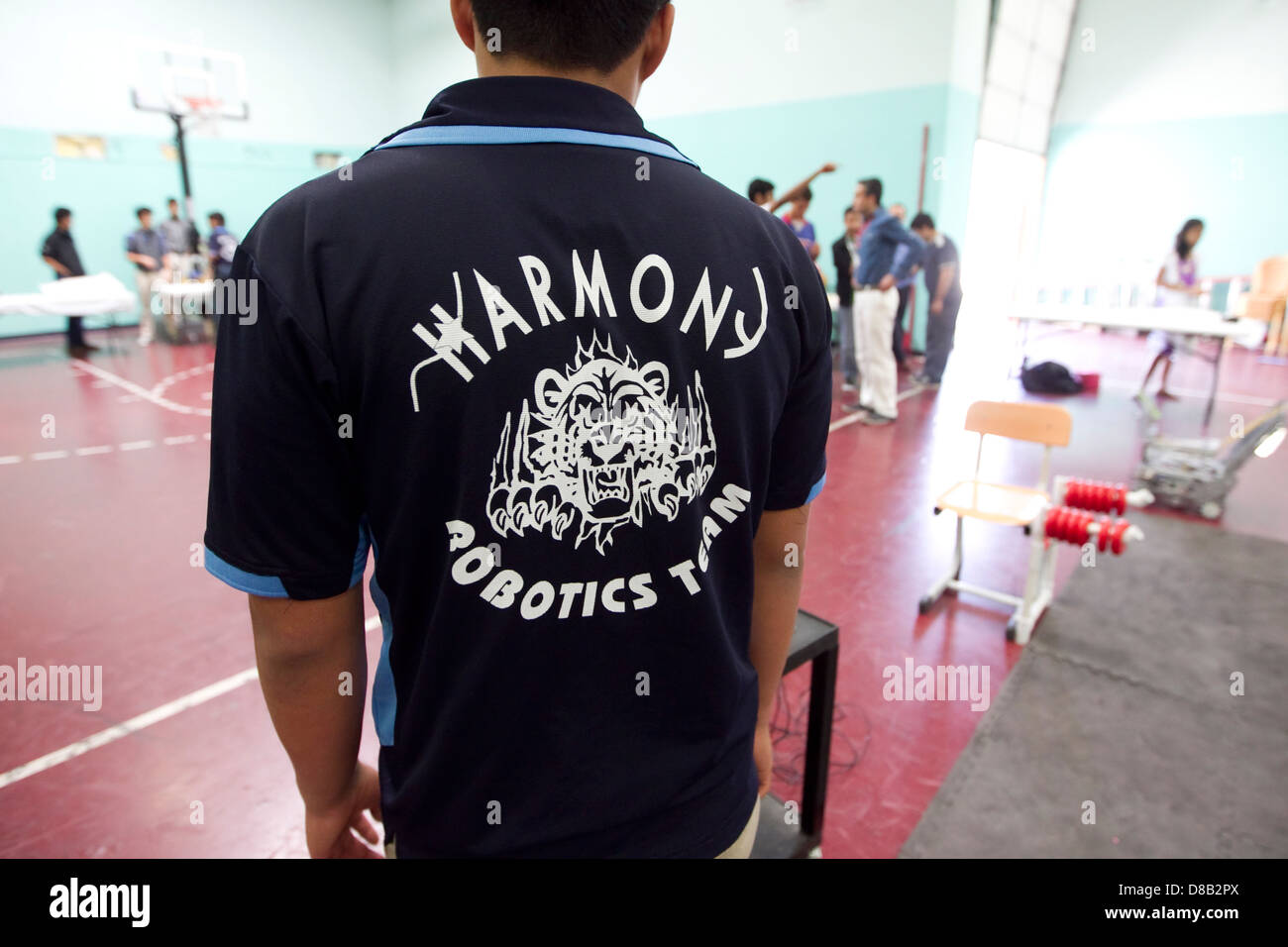 Multi-gruppo etnico di alta scuola di Robotica gli studenti club dare una dimostrazione nel corso di una fiera della scienza a scuola di Austin in Texas Foto Stock