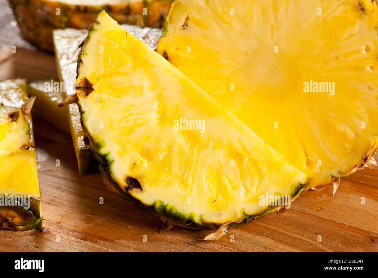 Fresco organico giallo ananas tagliata a fette Foto Stock