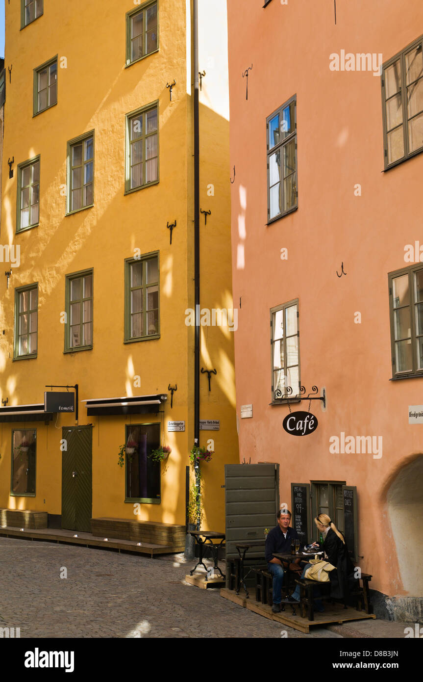 Coppia avente una bevanda ad una piccola caffetteria sul n. 9 Österlånggatan in Gamla Stan. Foto Stock