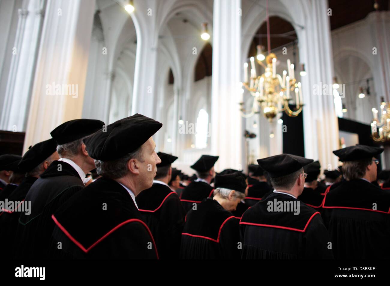 Nijmegen, Germania, 23 maggio 2013. Professori sedersi durante la cerimonia di assegnazione del Cancelliere tedesco Angela Merkel un dottorato onorario a Raboud University di Nijmegen, Germania, 23 maggio 2013. Foto: ROLF VENNENBERND/DPA/Alamy Live News Foto Stock