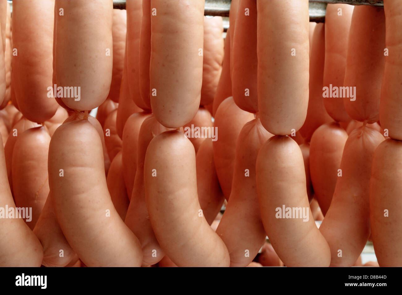 Un sacco di salsiccia tradizionale appesi in magazzino Foto Stock
