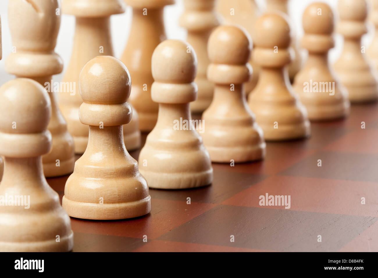 Classiche in legno scacchiera con pezzi di scacchi contro uno sfondo Foto Stock