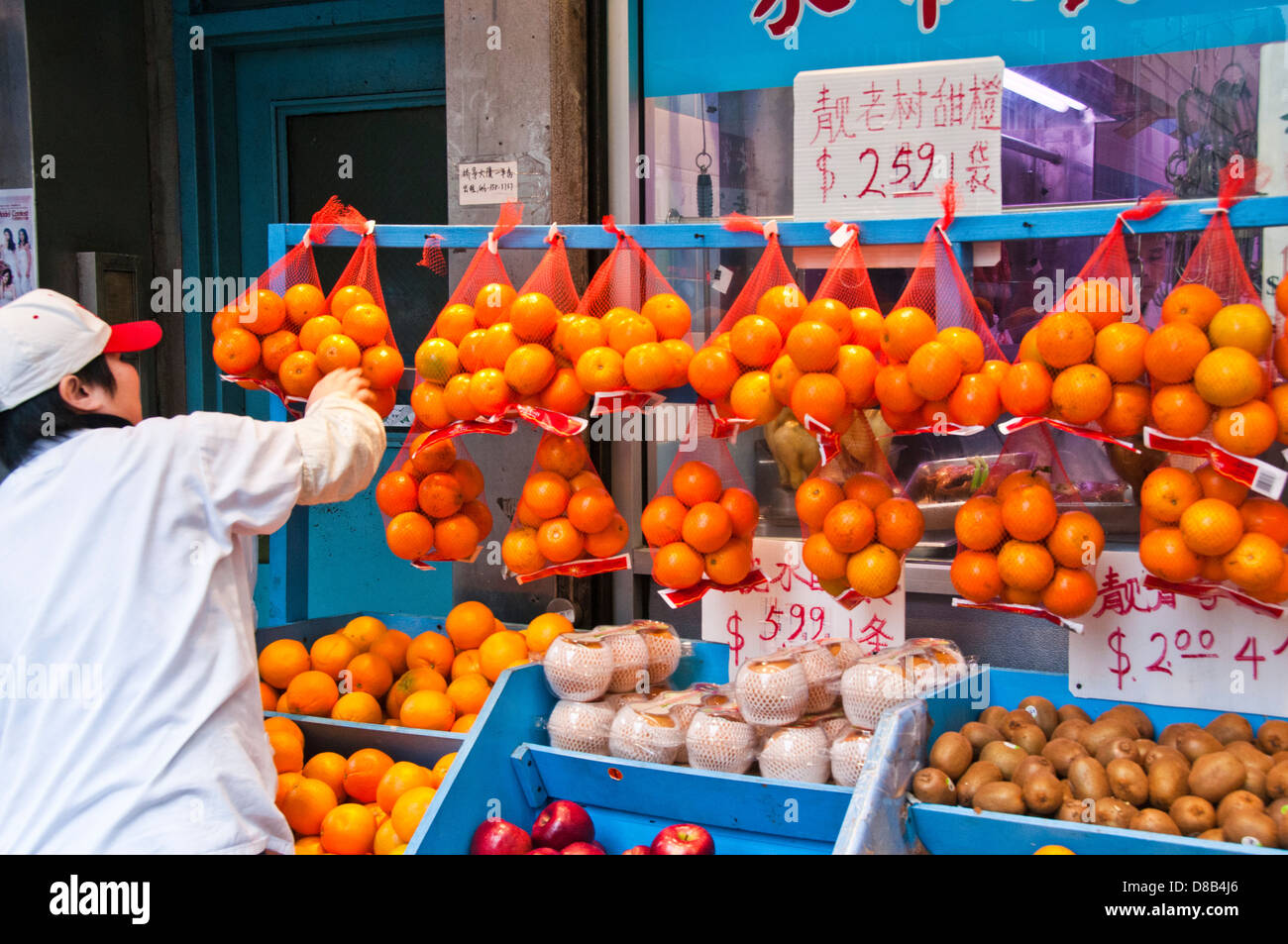 Gabbie di frutta arance outdoor Foto Stock