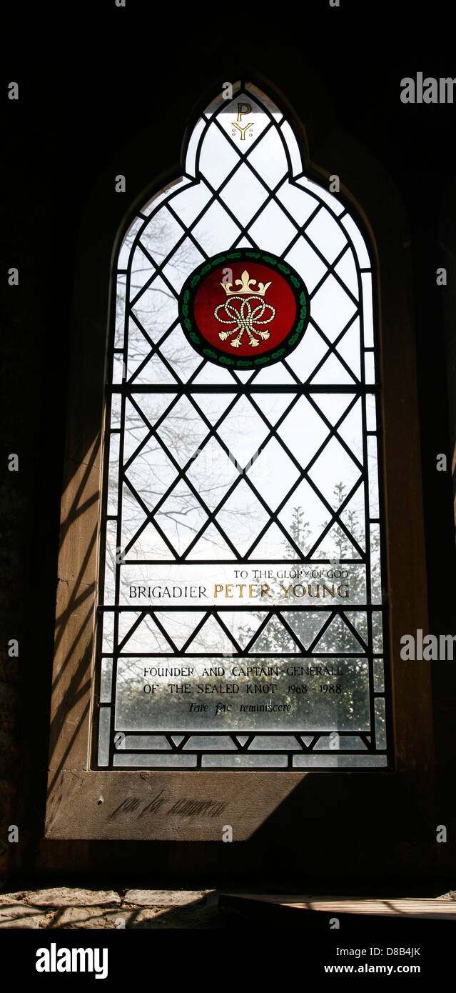 Nodo sigillato fondatore Peter Young memorial finestra St Marys chiesa Ripple Worcestershire Inghilterra REGNO UNITO Foto Stock